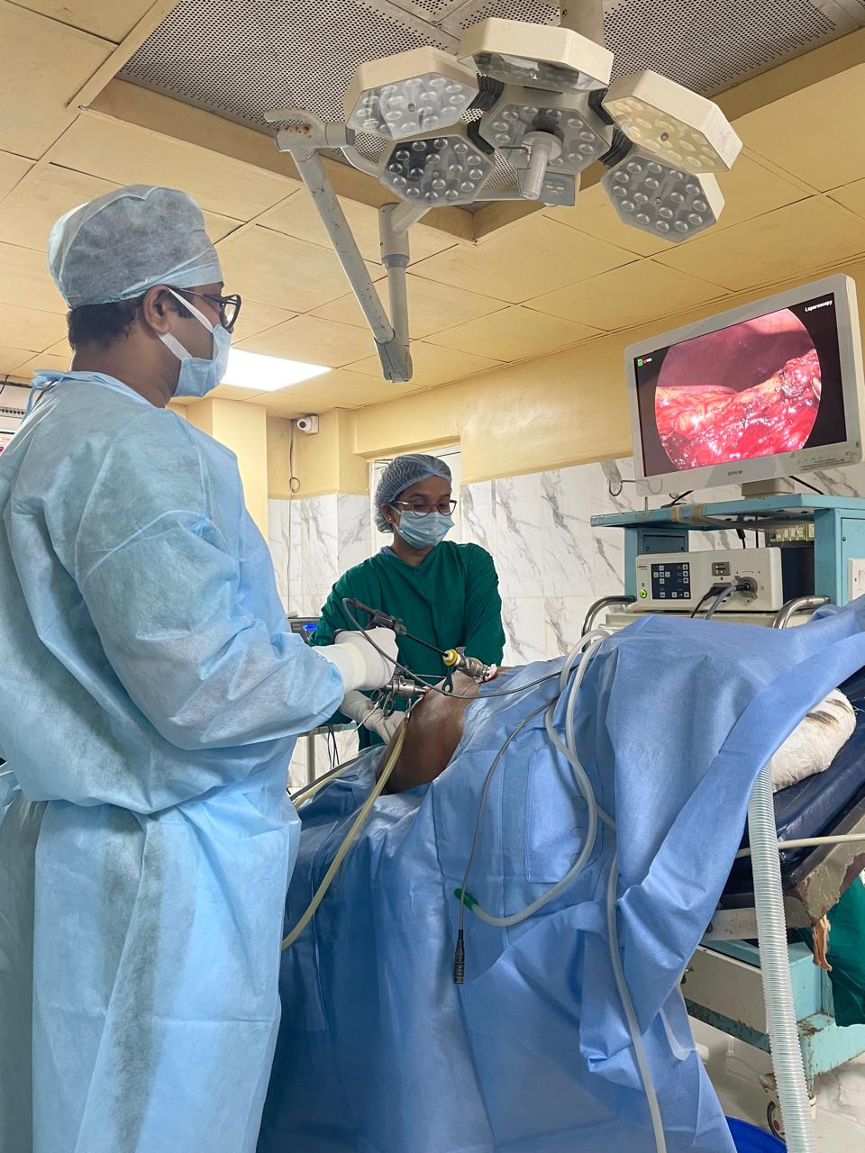 Dr. Swarupjit Ghata performing a laparoscopic gallbladder stone operation in Kolkata